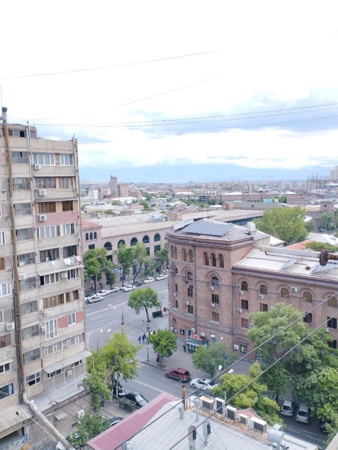 Large Apt Near Republic Square Appartamento Erevan Esterno foto