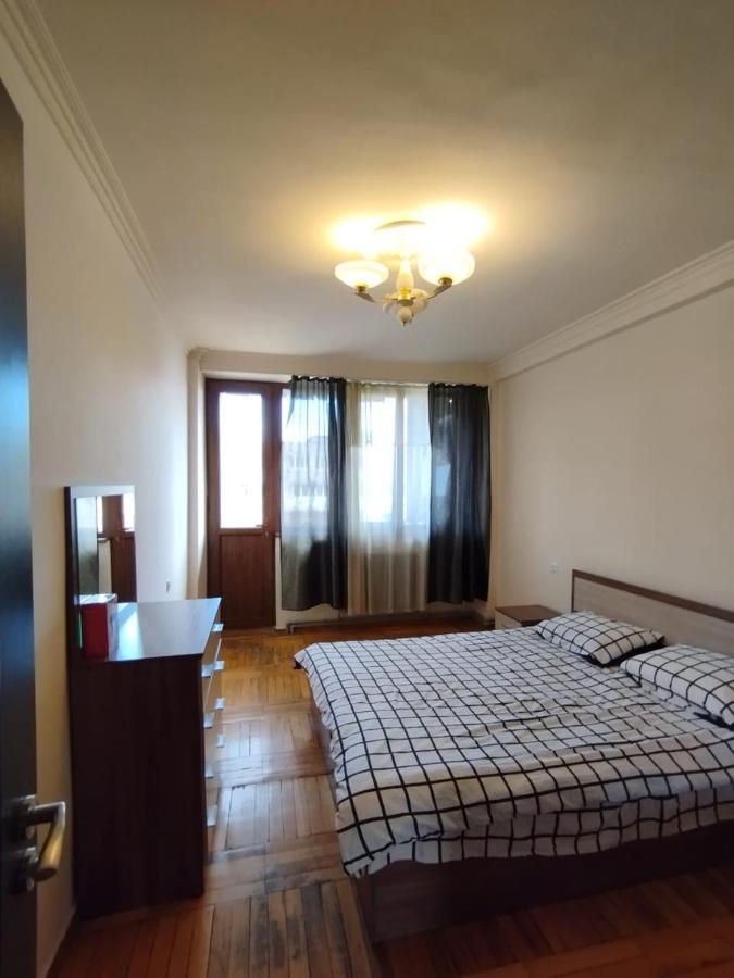 Large Apt Near Republic Square Appartamento Erevan Esterno foto