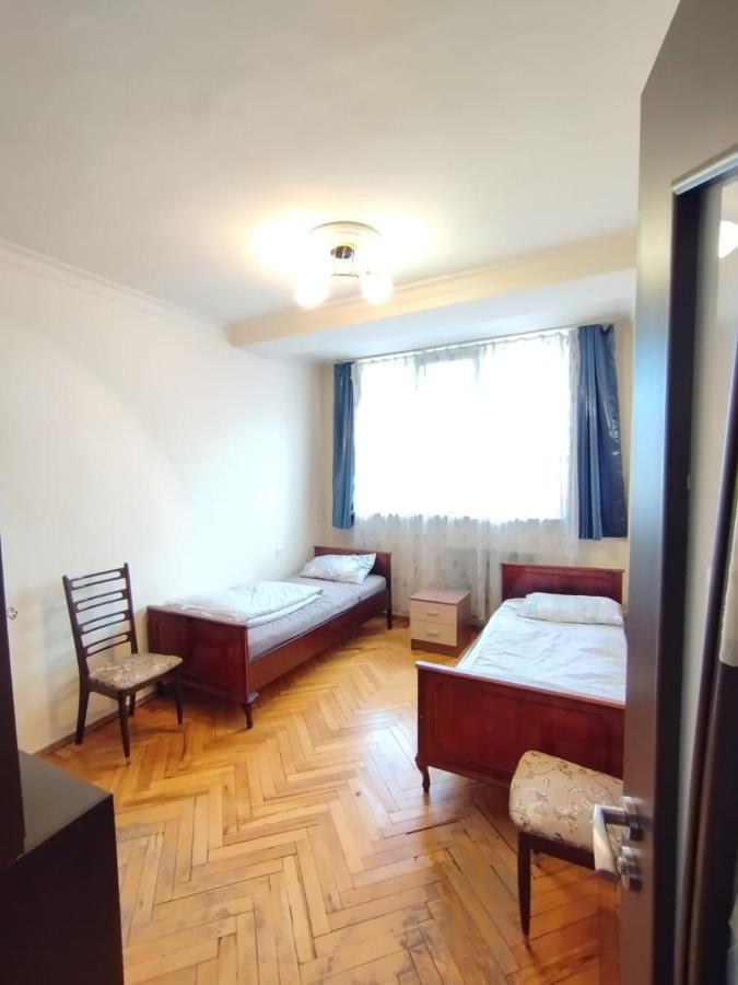 Large Apt Near Republic Square Appartamento Erevan Esterno foto