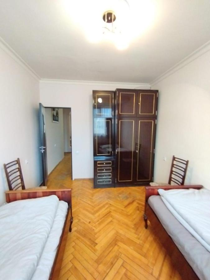 Large Apt Near Republic Square Appartamento Erevan Esterno foto