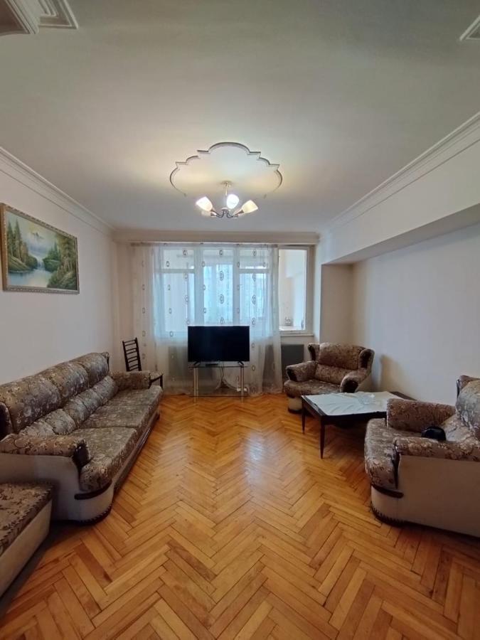 Large Apt Near Republic Square Appartamento Erevan Esterno foto