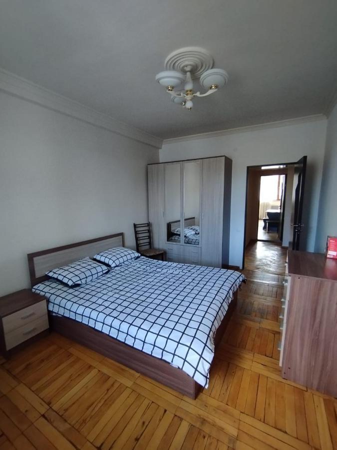 Large Apt Near Republic Square Appartamento Erevan Esterno foto